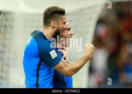 L'avanzata francese Antoine Griezmann festeggia dopo aver segnato con il francese Olivier Giroud durante la Coppa del mondo FIFA Russia 2018, Qualifying Group A Football Match tra Francia e Paesi Bassi il 31 agosto 2017 allo Stade de France di Saint-Denis, a nord di Parigi, Francia - Photo Benjamin Cremel / DPPI Foto Stock