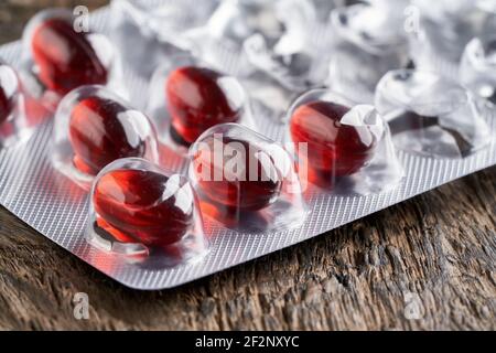 Pillole di olio di krill in una confezione blister mezzo usato, closeup Foto Stock