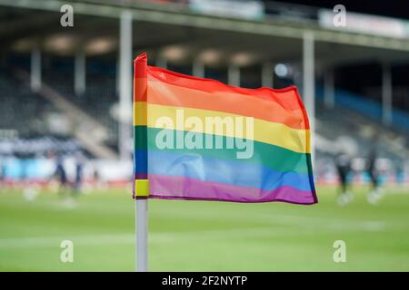 CHARLEROI, BELGIO - MARZO 12: Bandiera arcobaleno durante la partita della Jupiler Pro League tra Charleroi e Club Brugge allo Stade du Pays de Charleroi a Mar Foto Stock