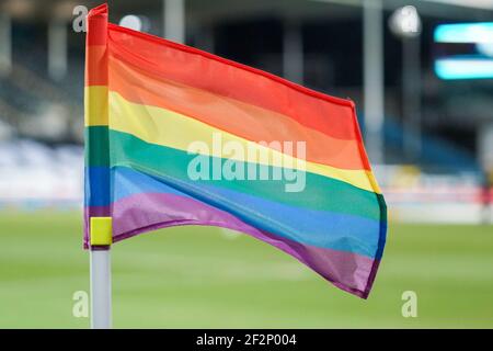 CHARLEROI, BELGIO - MARZO 12: Bandiera arcobaleno durante la partita della Jupiler Pro League tra Charleroi e Club Brugge allo Stade du Pays de Charleroi a Mar Foto Stock