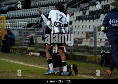 CHARLEROI, BELGIO - MARZO 12: Team di Sporting Charleroi che festeggia l'obiettivo di Shamar Nicholson dello Sporting Charleroi durante il Jupiler Pro League MAT Foto Stock