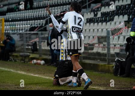 CHARLEROI, BELGIO - MARZO 12: Team di Sporting Charleroi che festeggia l'obiettivo di Shamar Nicholson dello Sporting Charleroi durante il Jupiler Pro League MAT Foto Stock