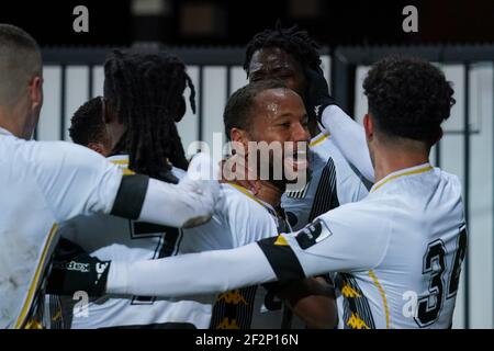 CHARLEROI, BELGIO - MARZO 12: Team di Sporting Charleroi che festeggia l'obiettivo di Shamar Nicholson dello Sporting Charleroi durante il Jupiler Pro League MAT Foto Stock