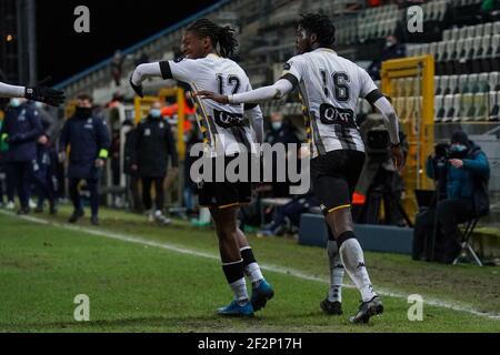 CHARLEROI, BELGIO - MARZO 12: Team di Sporting Charleroi che festeggia l'obiettivo di Shamar Nicholson dello Sporting Charleroi durante il Jupiler Pro League MAT Foto Stock