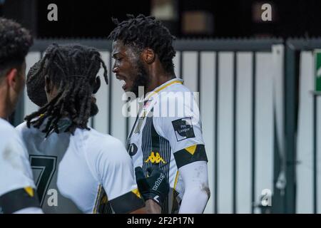 CHARLEROI, BELGIO - MARZO 12: Team di Sporting Charleroi che festeggia l'obiettivo di Shamar Nicholson dello Sporting Charleroi durante il Jupiler Pro League MAT Foto Stock