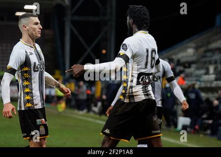 CHARLEROI, BELGIO - MARZO 12: Team di Sporting Charleroi che festeggia l'obiettivo di Shamar Nicholson dello Sporting Charleroi durante il Jupiler Pro League MAT Foto Stock