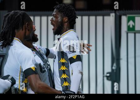 CHARLEROI, BELGIO - MARZO 12: Team di Sporting Charleroi che festeggia l'obiettivo di Shamar Nicholson dello Sporting Charleroi durante il Jupiler Pro League MAT Foto Stock