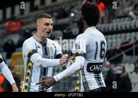 CHARLEROI, BELGIO - MARZO 12: Team di Sporting Charleroi che festeggia l'obiettivo di Shamar Nicholson dello Sporting Charleroi durante il Jupiler Pro League MAT Foto Stock