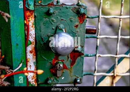 Vecchia maniglia della porta su un cancello arrugginito Foto Stock