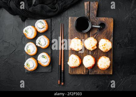Panini giapponesi di sushi denominati EBI al forno con wasabi e pesce di salmone insieme, su fondo di pietra nera, vista dall'alto piatto Foto Stock
