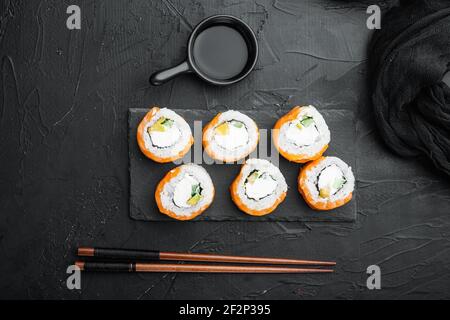 Panini giapponesi di sushi denominati EBI al forno con wasabi e set di pesce di salmone, su sfondo di pietra nera, vista dall'alto piatto, con copyspace e spazio per il testo Foto Stock