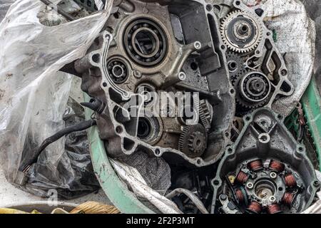 Motore per motociclette smontato. Parti della catena cinematica della motocicletta in riparazione. Foto Stock