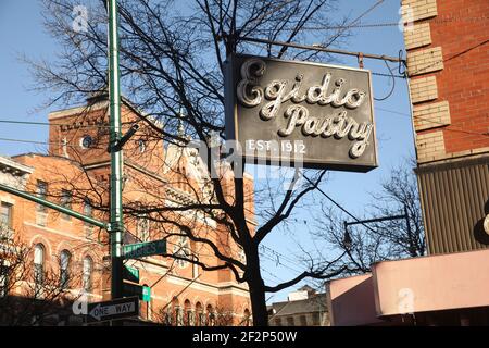 Egidio Pasticceria sul 622 East 187th St in Little Italy, nel Bronx, a New York City con vista sulla Chiesa di nostra Signora del Monte Carmelo Foto Stock