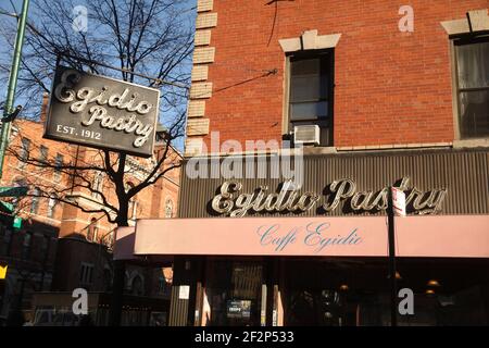 Egidio Pasticceria sul 622 East 187th St in Little Italy, nel Bronx, a New York City con vista sulla Chiesa di nostra Signora del Monte Carmelo Foto Stock