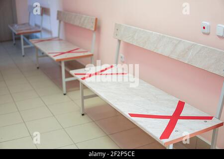 Sedia con X stiker per don t sedersi qui come divaricatore sociale, Corona virus preventif con X sigillo nastro sulla sedia, Don t sedersi qui Foto Stock