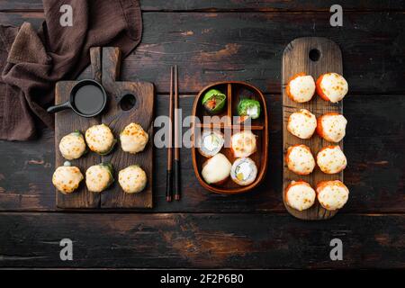 Panini giapponesi di sushi denominati EBI al forno con wasabi e pesce di salmone insieme, su sfondo vecchio tavolo di legno scuro, vista dall'alto piatto Foto Stock