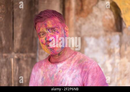 India Vrindavan Ritratto di uomo coperto di polvere colorata durante Le feste di Holi a Vrindavan Foto Stock