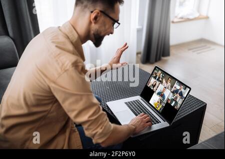 Videochiamata, riunione di affari in linea, formazione in linea. Un freelance o uno studente caucasico di successo comunicano con colleghi di lavoro o studiano online tramite videoconferenza Foto Stock