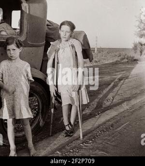 I bambini della siccità dell'Oklahoma rifugiati sull'autostrada vicino a Bakersfield, California. Famiglia di sei persone; nessun rifugio, nessun cibo, nessun denaro e quasi nessuna benzina. Il bambino ha la tubercolosi ossea. Giugno 1935 . Fotografia di Dorothea Lange. Foto Stock