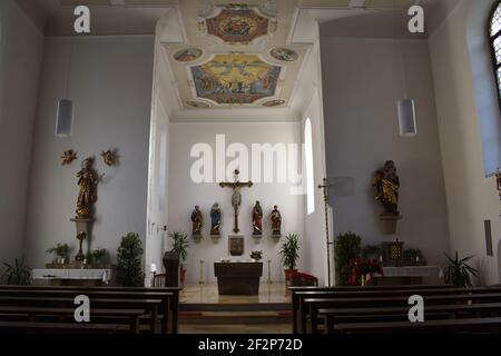 Obernau - Rottenburg am Neckar, Baden-Württtmberg, Germania. Parrocchia cattolica di San Pietro e Paolo. Statue di santi.altare. Foto Stock