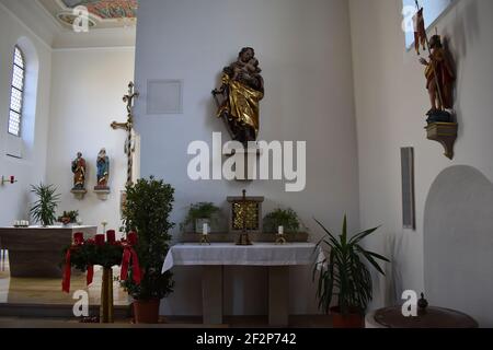 Obernau - Rottenburg am Neckar, Baden-Württtmberg, Germania. Parrocchia cattolica di San Pietro e Paolo. Statue di santi. Foto Stock