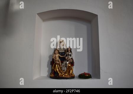 Obernau - Rottenburg am Neckar, Baden-Württtmberg, Germania. Parrocchia cattolica di San Pietro e Paolo. Statue di santi. Foto Stock