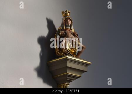 Obernau - Rottenburg am Neckar, Baden-Württtmberg, Germania. Parrocchia cattolica di San Pietro e Paolo. Statue di santi. Foto Stock