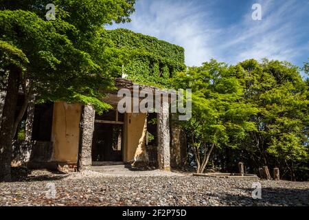 Vista esterna della stazione abbandonata della funivia di Atagoyama sulla cima del Monte Atago a Kyoto, Giappone. Foto Stock