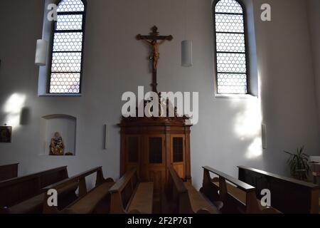 Obernau - Rottenburg am Neckar, Baden-Württtmberg, Germania. Parrocchia cattolica di San Pietro e Paolo. Confessionale. Foto Stock