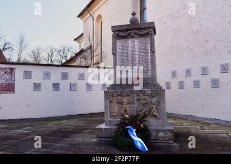 Obernau - Rottenburg am Neckar, Baden-Württtmberg, Germania. Parrocchia cattolica di San Pietro e Paolo. Monumento ai soldati caduti. Foto Stock