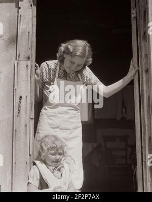 Reinsediamento madre e bambino - i clienti devono essere trasferiti dalla zona di Widtsoe alla fattoria di un'altra contea dello Utah. Aprile 1936. Fotografia di Dorothea Lange. Foto Stock