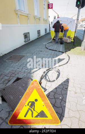 I lavoratori gestiscono cavi in fibra ottica per Internet ad alta velocità e una migliore connettività di telecomunicazione tramite Velika Gorica. Foto Stock