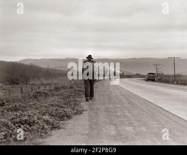 "Bum blockade." Tutti in direzione nord. A sud di King City, California. Difficile ottenere una registrazione di questo movimento perché questi uomini non sarebbero fotografati come conseguenza dell'attività di polizia di Los Angeles. Febbraio 1936. . Fotografia di Dorothea Lange. Foto Stock