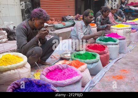 India vendor Vrindavan nella strada che vende gulal, o polvere colorata per Holi in Vrindavan Foto Stock