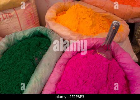 India Vrindavan Borse di Gulal in vendita Foto Stock