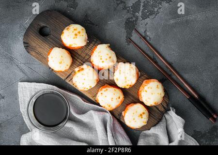 Panini giapponesi di sushi denominati EBI al forno con wasabi e pesce di salmone insieme, su fondo di pietra grigia, vista dall'alto piatto, con copyspace e spazio per il testo Foto Stock