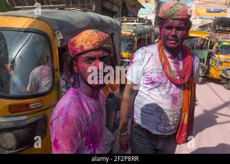 India Vrindavan giovani uomini coperti di acqua colorata e polvere Dopo le feste di Holi Foto Stock