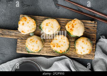 Panini giapponesi di sushi denominati EBI al forno con wasabi e pesce di salmone insieme, su fondo di pietra grigia, vista dall'alto piatto Foto Stock
