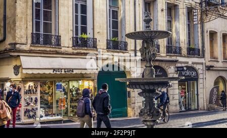 Fontaine Chambre de Commerce nella strada pedonale Grand Rue Jean Moulin a Montpellier. Foto Stock