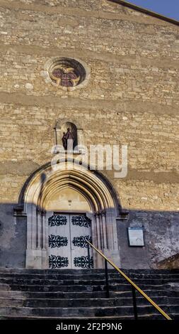 La chiesa a navata unica di Saint Etienne è stata costruita in stile gotico Linguadoca tra il XIII e XVII secolo a Vendres. Foto Stock