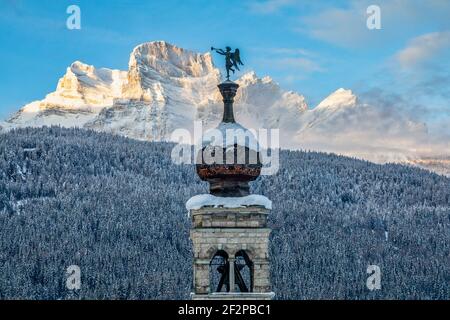 Chiesa di San Rocco, cinquecentesca, a Cancia di Borca di Cadore, dietro il monte Pelmo e il caratteristico angelo tromba sulla sommità del campanile, Valle del Boite, Belluno, Veneto, Italia Foto Stock