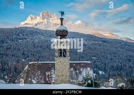 Chiesa di San Rocco, cinquecentesca, a Cancia di Borca di Cadore, dietro il monte Pelmo e il caratteristico angelo tromba sulla sommità del campanile, Valle del Boite, Belluno, Veneto, Italia Foto Stock