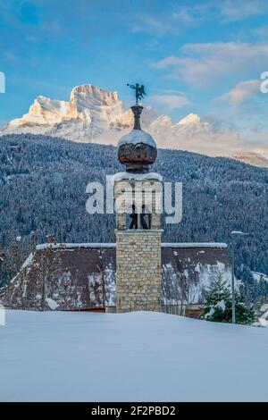 Chiesa di San Rocco, cinquecentesca, a Cancia di Borca di Cadore, dietro il monte Pelmo e il caratteristico angelo tromba sulla sommità del campanile, Valle del Boite, Belluno, Veneto, Italia Foto Stock