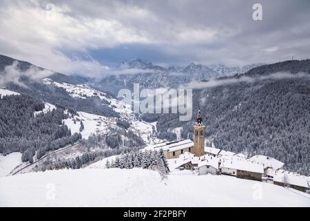 Il comune di Casamazzagno e una vista sulla valle in inverno, Comelico superiore, provincia di Belluno, Veneto, Italia Foto Stock