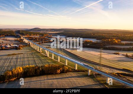 Zug, il ponte più lungo della Turingia (1681 m di lunghezza, 48 m di altezza), piloni ad alta tensione, linea di alimentazione, umore del mattino, vista aerea Foto Stock