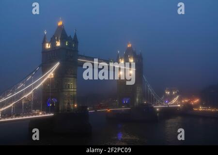 Inghilterra, Londra, il Tamigi e il Tower Bridge nella prima mattina Foto Stock