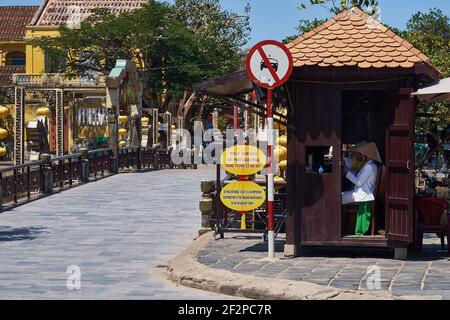 Nguyen Phuc Chu vista del Ponte delle luci (Cau an Hoi) e il personale che indossa abiti tradizionali e non la cappelli in biglietteria a Hoi An, Vietnam Foto Stock