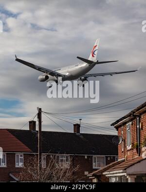 Londra, Regno Unito, febbraio 2021 - un aereo Airbus A330 flys basso sopra le case residenziali sull'avvicinamento finale all'aeroporto Foto Stock