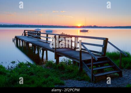 Atmosfera serale all'Ammersee con un molo come esposizione lunga Foto Stock