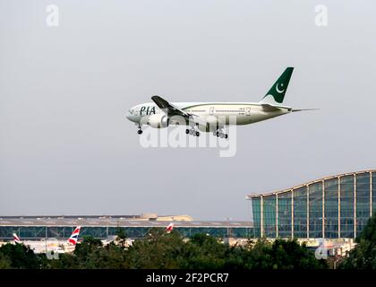 Londra, Aeroporto di Heathrow, 2019 giugno - PIA, Pakistan International Airlines, Boeing 777 sull'avvicinamento finale che vola oltre il Terminal 5 con british Airways p Foto Stock